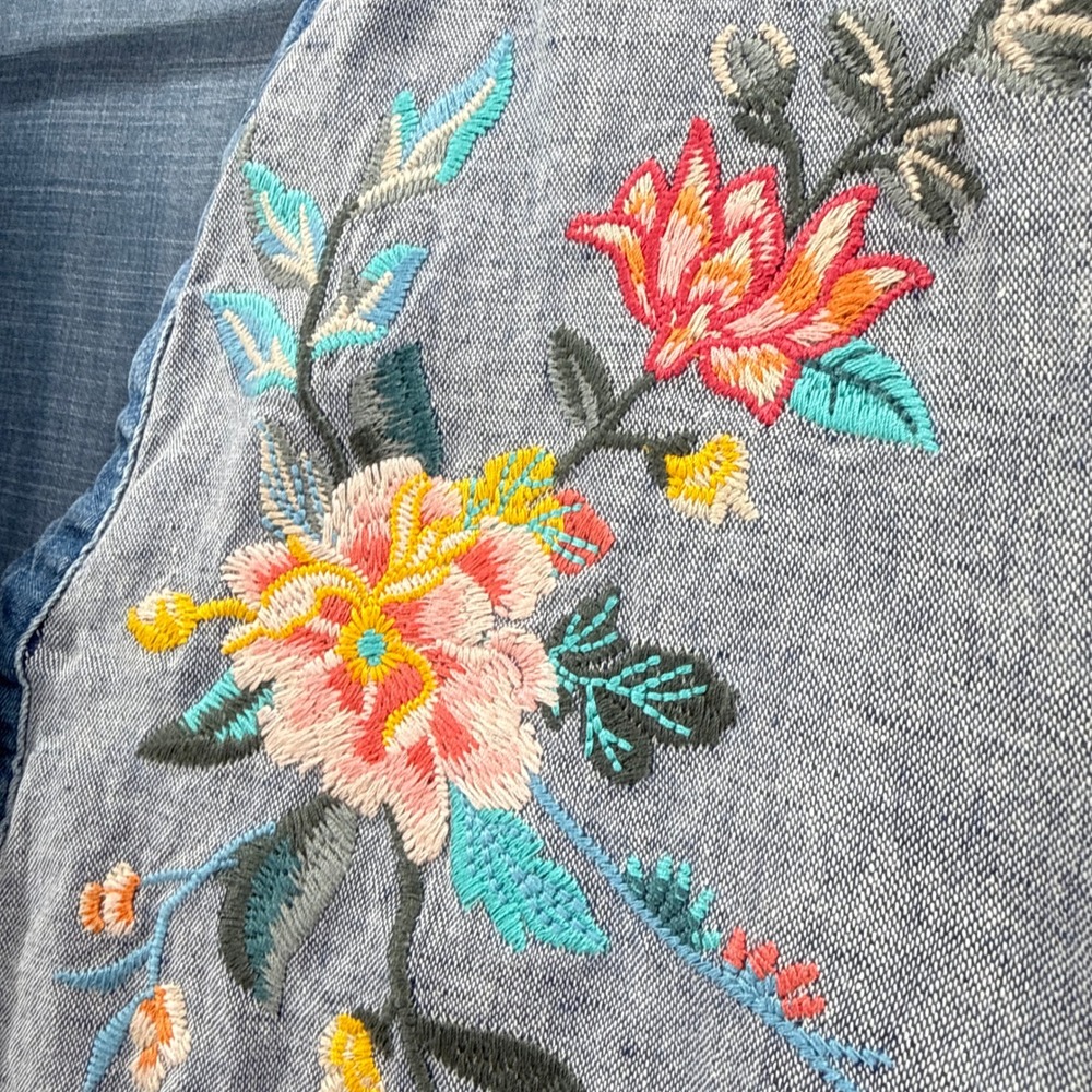 John Mark Embroidered Denim Linen‎ Top L Blue Floral Boho Bell Sleeve Fringe EUC - Picture 2 of 10